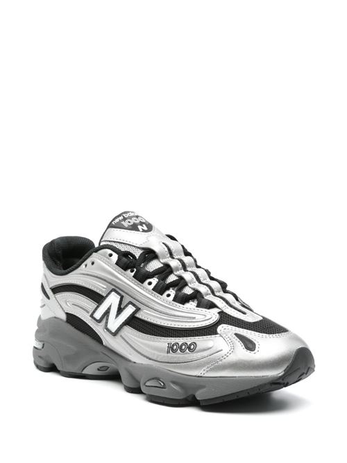 Sneaker argento di NEW BALANCE caratterizzata da rivestimenti in mesh, logo laterale e suola segmentata e lacci. NEW BALANCE | M1000EGRSILVER